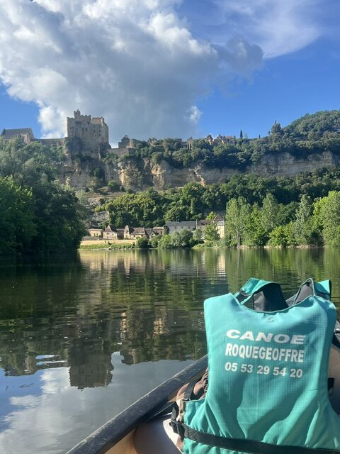 Faire du canoe sur la rivière dordogne à Castelnaud