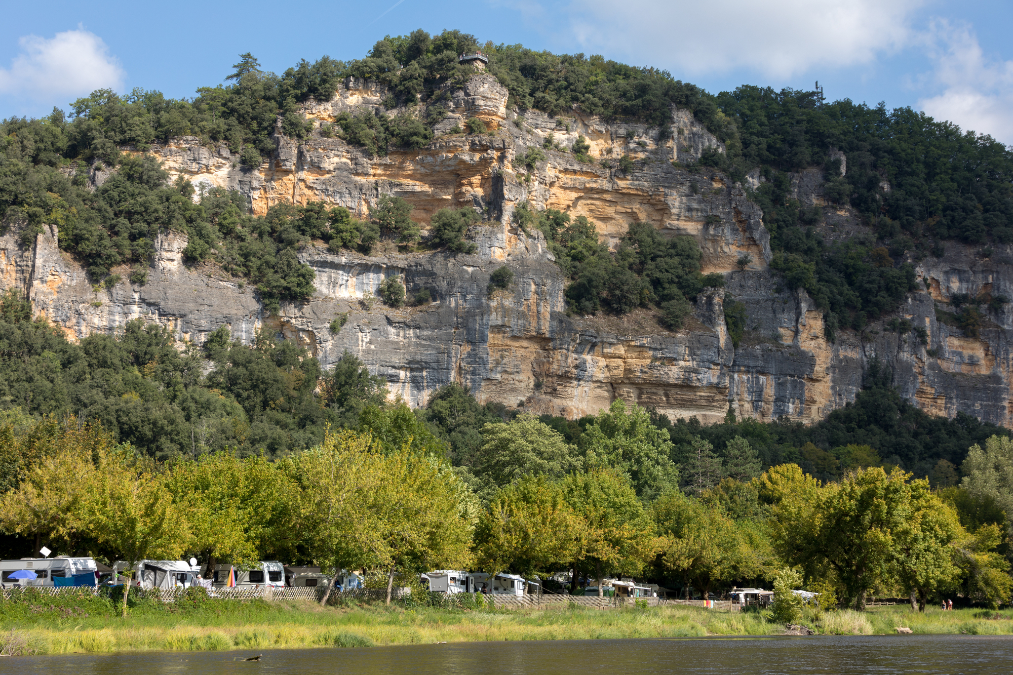 Vuedu belvedere du jardin de Marqueyssac depuis la rivière